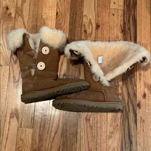 Ugg boots size 6 chestnut color
